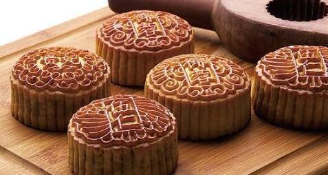 u=1527590674,3902560533&fm=27&gp=0.jpg What do Chinese people eat for Mid-Autumn festival?